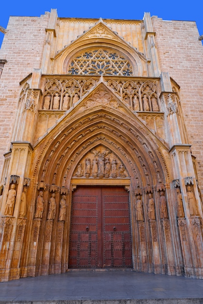 Puerta de fachada Valencia Tribunal Aguas