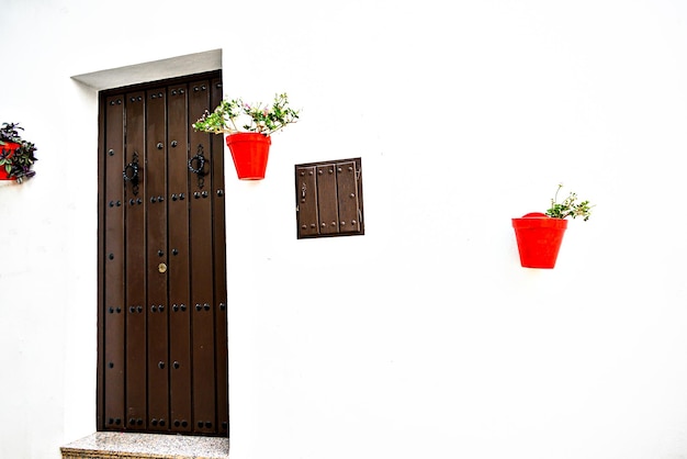 Una puerta con flores rojas que dice "la casa de la casa".