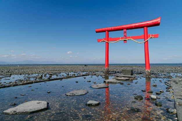 La puerta flotante de Torii del santuario de Ouo en el mar de Ariake, ciudad de Tara, prefectura de Saga, Japón