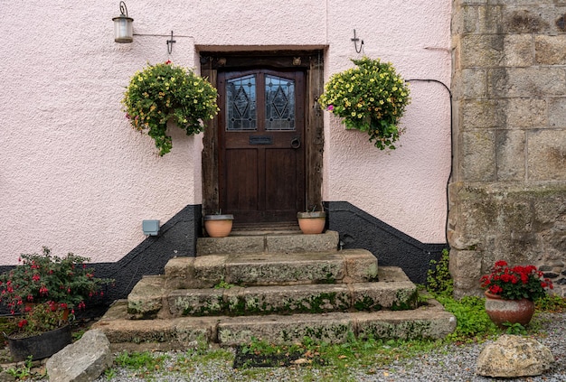 Puerta frontal de madera maciza en el bonito pueblo de Devon de Dunsford Devon