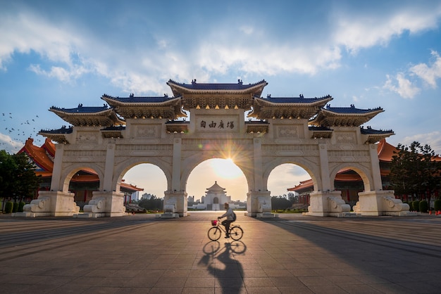 Foto puerta frontal del salón conmemorativo de chiang kai shek en la ciudad de taipei, taiwán