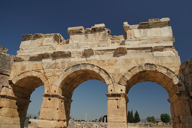 Puerta de Frontinus en la ciudad antigua de Hierápolis en Pamukkale Denizli Turkiye