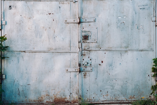 Puerta de garaje metálica oxidada cerrada