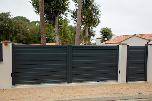 Puerta gris alta puerta de metal moderna casa portal gris de suburbio hogar