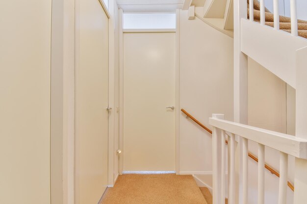 Puerta de la habitación junto a la escalera en casa