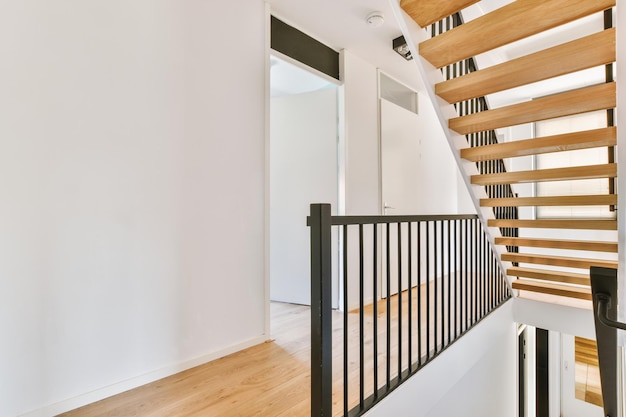 Puerta de la habitación junto a la escalera en casa