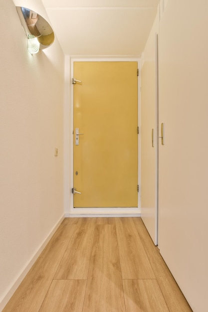 Una puerta a una habitación con piso de madera y