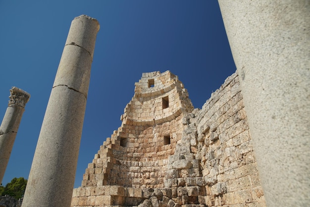 Puerta helenística en la ciudad antigua de Perge en Antalya Turkiye