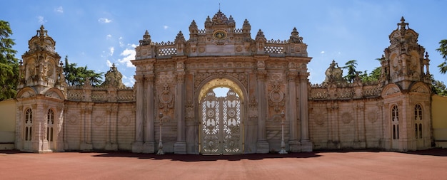 puerta histórica del palacio de Dolmabahce