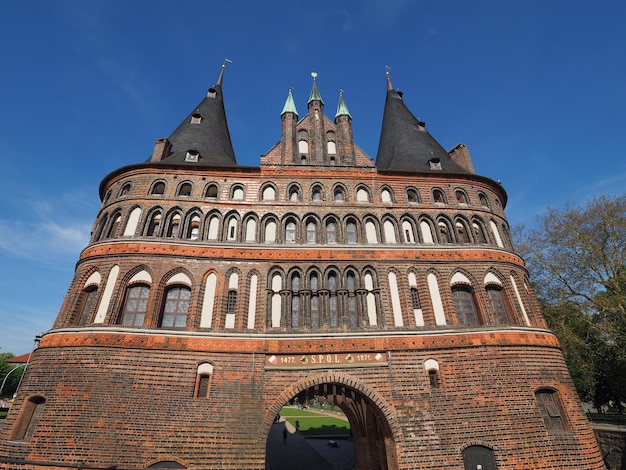 Puerta de Holstentor Holsten en Lübeck