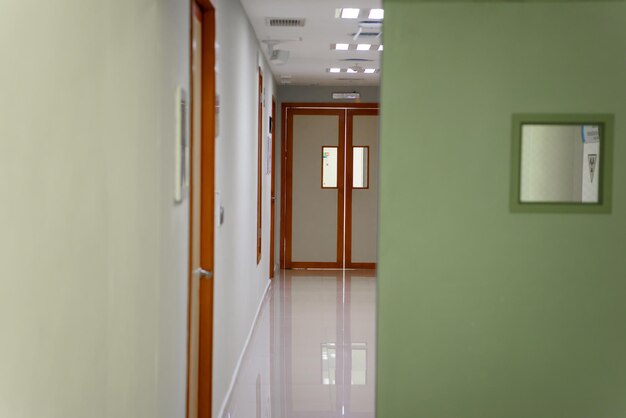 La puerta del hospital en un pasillo blanco