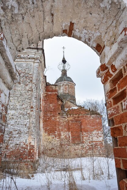 puerta en iglesia abandonada, entrada a templo abandonado