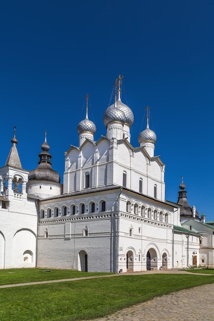 Foto puerta de la iglesia de la resurrección de cristo en rostov kremlin rusia