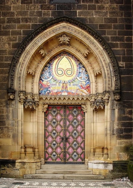 Puerta de la iglesia vieja en Vishegrad Praga