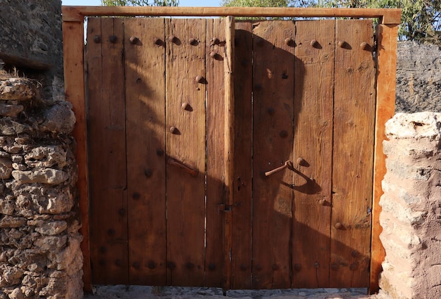 Puerta de jardín muy antigua de madera