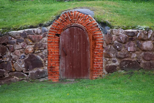 Puerta de ladrillo histórica a una cueva o mazmorra