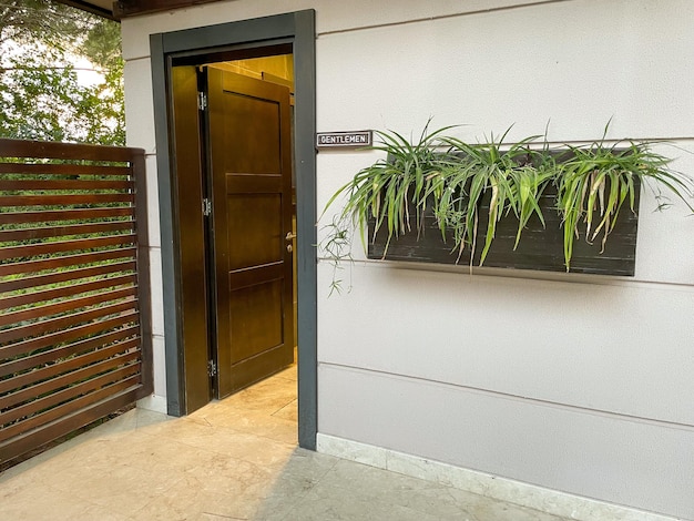 Foto una puerta con un letrero de baño de caballeros.