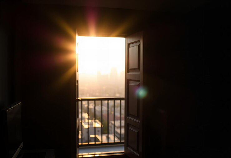 una puerta con una luz en ella y una puerta que dice que el sol brilla