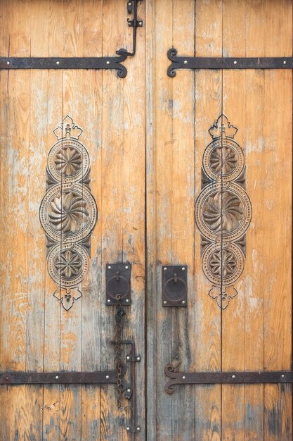 Puerta de madera con adorno tallado