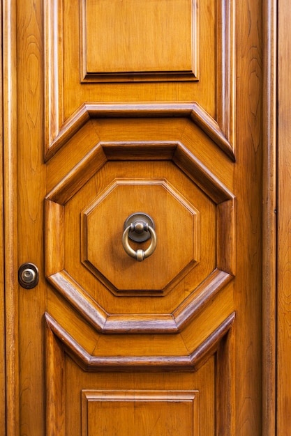 Foto puerta de madera con anillo de latón martinete en roma