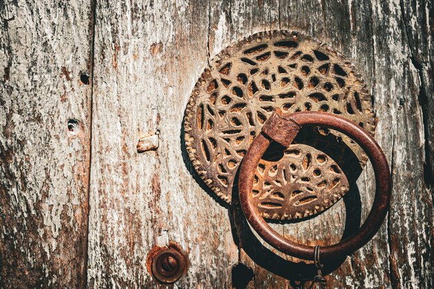 Foto una puerta de madera con un anillo de metal