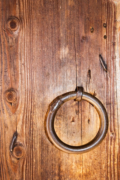 Una puerta de madera con un anillo