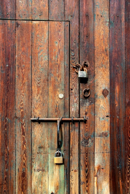 Puerta de madera antigua en Cartagena Colombia