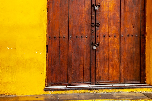 Puerta de madera antigua en Cartagena Colombia