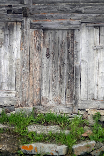 Puerta de madera de una antigua casa montañesa