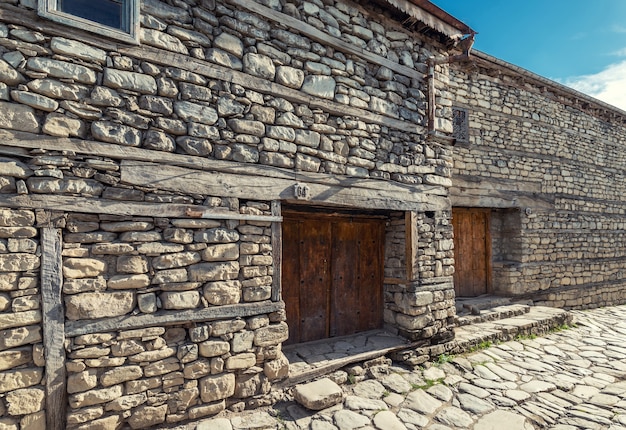 Puerta de madera antigua en el casco antiguo