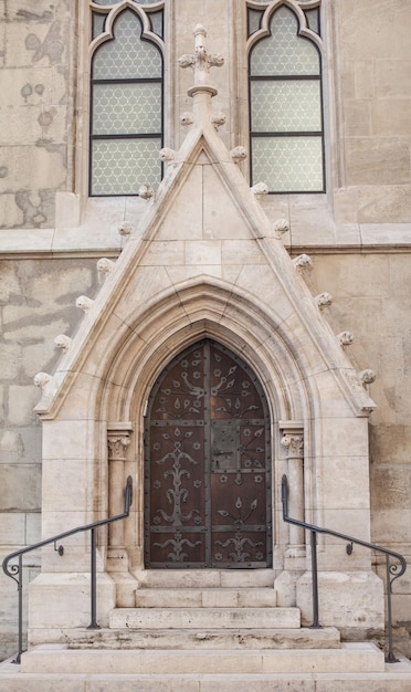 Puerta de madera antigua de un edificio histórico