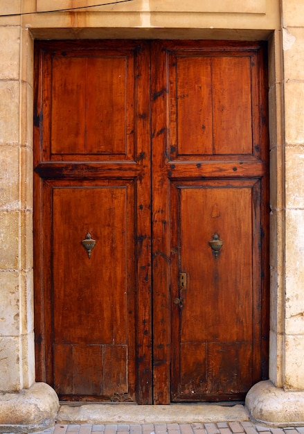 Puerta de madera antigua con mango de hierro forjado, textura de madera antigua, fondo de puerta antigua