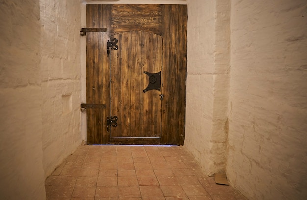 Puerta de madera antigua con tirador de anillo de hierro y cerradura en el edificio del monasterio. Kazán