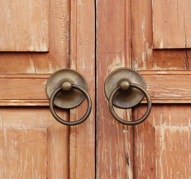 Foto puerta de madera antigua