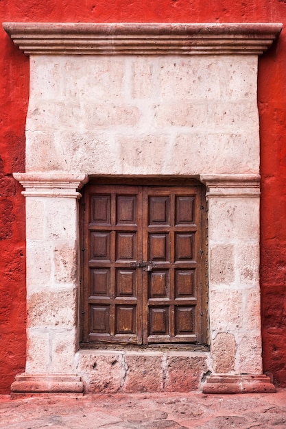 Puerta de madera y antigua