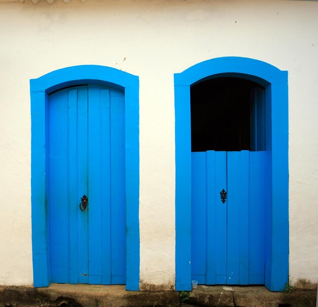 Puerta de madera azul brillante en el casco histórico de la ciudad, Tiradentes, Brasil