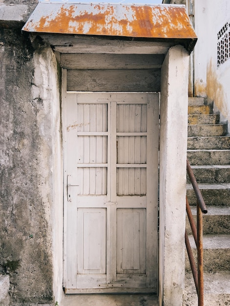 Foto puerta de madera blanca en una vieja pared de piedra