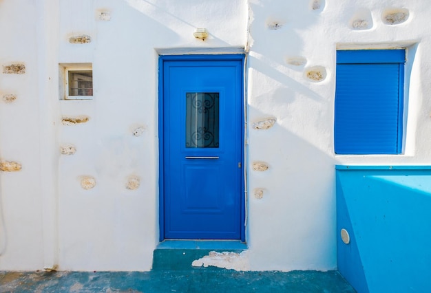 Puerta de madera en casa antigua