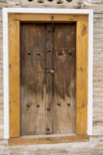 una puerta de madera cerrada con un borde dorado