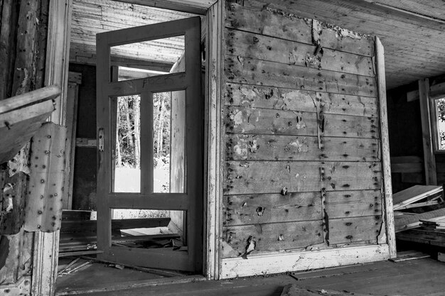 Foto puerta de madera cerrada de la casa