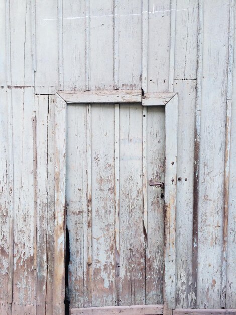 Puerta de madera cerrada en el edificio