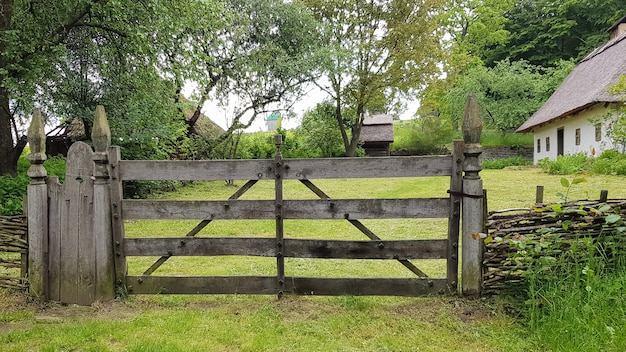 Puerta de madera cerrada de las tablas en el pueblo o aldea.