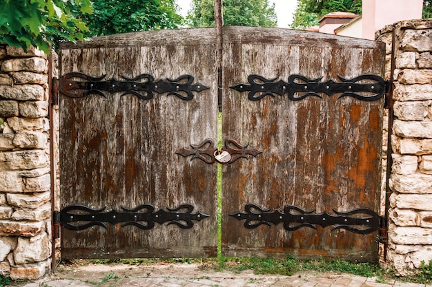 Una puerta de madera con una cerradura que dice 'bloquear'