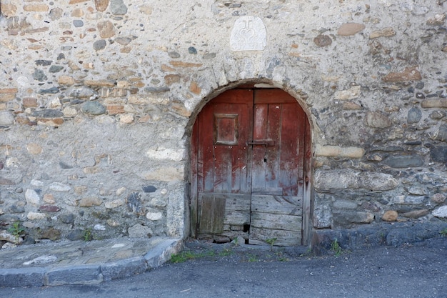 Foto puerta de madera decadente muro de piedra región montañosa aragón sallent de gallego aldea huesca españa