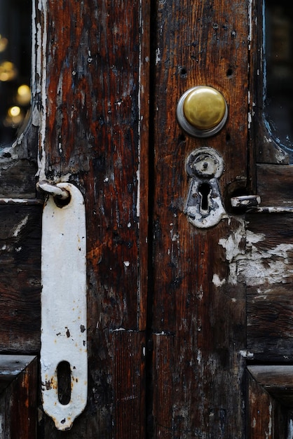 Foto puerta de madera desgastada con un mango