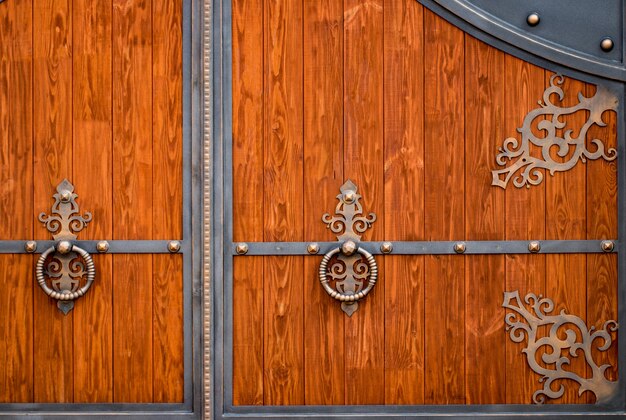 Puerta de madera con elementos de hierro forjado de cerca.