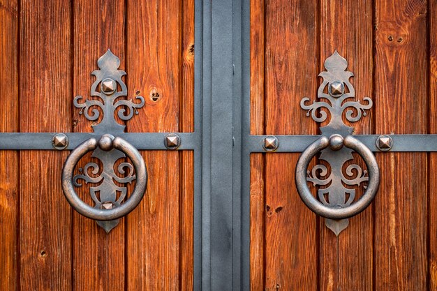 Puerta de madera con elementos de hierro forjado de cerca.