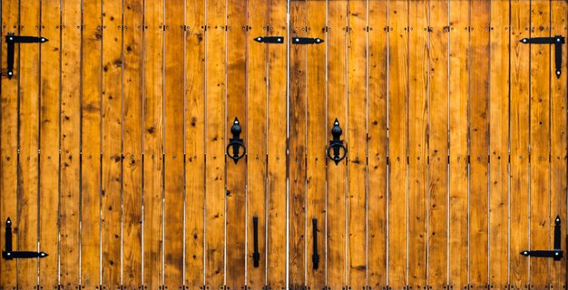 Puerta de madera con elementos de hierro forjado de cerca.