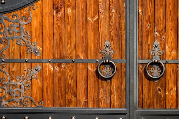 Puerta de madera con elementos de hierro forjado de cerca.