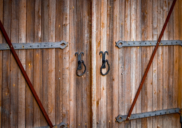 Puerta de madera con elementos de hierro forjado de cerca.